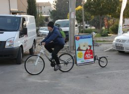 Reklam Bisikletleri reklam bisikletleri İzmir Organizasyon Reklam bisikletleri, markanın / firmanın logosunun, sloganının yürüyen reklamlarda kullanılan billboardlara basılarak, bisikletlerin arkasına monte edilmesiyle yapılan reklam türüdür. Markanın en etkileyici sloganları, yüksek çözünürlükte tasarlanarak billboardlara basılır. Belirlenen bölge ve sokaklarda ( genellikle şehrin en işlek cadde ve sokaklarında ), en geniş kitleye hitap edilmeye çalışılır. Reklam bisikleti de bir çeşit yürüyen reklamdır. Etki alanı geniş ve akılda kalıcılığı oldukça fazladır. Özellikle Avrupa ülkelerinde çok sık kullanılan reklam bisikletlerinin en büyük avantajları çevre ve gürültü kirliliğine engel olması, düşük maliyetli olmalarıdır. 'İzmir Organizasyon' olarak 15 yılı aşkın geçmişimiz ve sektör tecrübemizle, sayısız büyük reklam projelerine imza attık. Her bir müşteri / firma bizim için değerli, marka reklamları emanetimizdir. Müşteri memnuniyeti ve hizmet kalitesi olmazsa olmazımız, alanında uzman ve eğitimli ekiple çalışmak en büyük avantajımızdır. Marka tanıtımlarınız, kampanya, etkinlik ve açılış duyurularınız için geniş kitlelere düşük maliyetle ulaşabilmek için 'İzmir Organizasyon' olarak reklam bisikletleri hizmetini sunmaktayız. Reklam Bisikleti