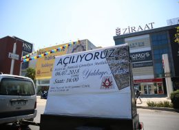 Reklam Römorkları reklam romorklari 3 İzmir Organizasyon Reklam römorkları, firma / marka logosu veya sloganının billboardlara basılması, ardından motorsuz araçların içine yerleştirilerek, başka bir araç tarafından çekilmesi ile yapılan reklam türlerindendir. Reklam römorku bir çeşit yürüyen reklam hizmetidir. Reklam bisikletleri ve taşıt giydirme reklam uygulamalarına benzetilse de, maliyet ve gezecekleri rota açısından birbirlerinden farklıdırlar. Reklam römorklarını reklam bisikletlerinden ayıran özellik, bisikletlerin motorsuz araçlar olmaları sebebi ile daha uzun zamanda daha az bölgede dolaşması, buna rağmen reklam römorku motorlu bir araç vasıtasıyla çekildiği için daha kısa zamanda daha fazla bölge dolaşabilmeleridir. Taşıt giydirme reklam uygulamaları ise, reklam römorklarına göre daha maliyetli bir uygulama olup, yalnızca içerisinden sesli anons yapılabilir. Reklam römorklarına ise ses sistemi konulur ve müzik yayını yapılır. İzmir Organizasyon müşteri temsilcimize ulaşarak reklam römorku kiralama hizmetimiz hakkında detaylı bilgi alabilirsiniz. Reklam Römorku İzmir