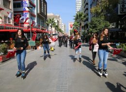 Reklamlı Full Konsept Açılış Organizasyonları reklamli full konsept acilis organizasyonlari 2 İzmir Organizasyon Reklamlı full konsept açılış organizasyonları ile büyük ölçekli firma, mağaza, okul, şirket, AVM açılışlarınız için profesyonel ekip ve kaliteli ekipmanlarımızla organizasyonlarınızı gerçekleştiriyoruz. A’dan Z’ye açılış için gerekli olabilecek tüm hizmetleri,İzmir Organizasyon firması olarak veriyoruz. İzmir ve yakın çevresinde, Ege Bölgesinde ve tüm Türkiye’de, profesyonel ve büyük çaplı açılış organizasyonları düzenliyoruz. İzmir Organizasyon bugüne kadar birçok açılış organizasyonuna öncülük etmiş ve etmeye devam etmektedir. Açılış organizasyonlarınızı ilgi çekici kılmak adına çalışıyor ve İzmir Organizasyon firmamızdan talep ettiğiniz tüm hizmetleri sizlere ulaştırıyoruz. Organizasyonun planlamasından, organizasyonun yönetimine kadar tüm detayları oluşturarak profesyonel ekibimizi açılış organizasyonlarınıza yönlendiriyoruz. Reklamlı full konsetp açılış organizasyonları için İzmir Organizasyon müşteri temsilcimize ulaşarak detaylı bilgi alabilirsiniz. Patenli İlan ve Broşür Dağıtımı