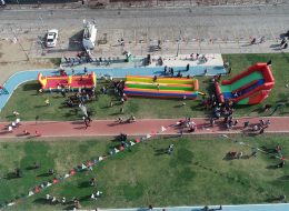 Renkli Kaydırak renkli kaydirak 16 İzmir Organizasyon Renkli kaydırak şişme oyun parkuru göz alıcı renkleri ile organizasyonlarınıza katılan misafirlerinizin gözlerine hitap eder. Organizasyonlarınızda çocukların eğlenceli dakikalar geçirmesi için ideal şişme parkurlardan birisidir. Renkli kaydırak oyun parkuru ile eğlenceli ve keyifli anlar geçirebilir ayrıca organizasyonlarınızı farklı kılabilirsiniz. Renkli şişme kaydırak tam bir oyun parkı atmosferi yaratır. Tüm oyun parkurlarımız İzmir Organizasyon kalitesi ve güvencesi ile üretilmiştir. Ofisimizin hemen yanı başında bulunan depomuzdan hızlı bir şekilde temini sağlanır. Organizasyonunuzun yapılacağı alana profesyonel ekibimiz tarafından kolayca kurulumu sağlanır.İzmir Organizasyon şişme oyun parkurları hizmetinin yanı sıra farklı hizmetleri de sizlere sunmaya devam ediyor. Organizasyonlarınız da eğlenceyi yükseltmek için palyaço, çizgi film maskotları, kostümlü karakterler, yüz boyama, sihirbaz ve illüzyon gösterileri gibi animasyon hizmetlerimizden faydalanabilirsiniz. Ayrıca organizasyon ve etkinlikleriniz için gerekli olan tüm malzeme ve ekipmanları temin etmek için hazırız. Renkli Kaydırak Kiralama