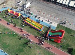 Renkli Kaydırak renkli kaydirak 17 İzmir Organizasyon Renkli kaydırak şişme oyun parkuru göz alıcı renkleri ile organizasyonlarınıza katılan misafirlerinizin gözlerine hitap eder. Organizasyonlarınızda çocukların eğlenceli dakikalar geçirmesi için ideal şişme parkurlardan birisidir. Renkli kaydırak oyun parkuru ile eğlenceli ve keyifli anlar geçirebilir ayrıca organizasyonlarınızı farklı kılabilirsiniz. Renkli şişme kaydırak tam bir oyun parkı atmosferi yaratır. Tüm oyun parkurlarımız İzmir Organizasyon kalitesi ve güvencesi ile üretilmiştir. Ofisimizin hemen yanı başında bulunan depomuzdan hızlı bir şekilde temini sağlanır. Organizasyonunuzun yapılacağı alana profesyonel ekibimiz tarafından kolayca kurulumu sağlanır.İzmir Organizasyon şişme oyun parkurları hizmetinin yanı sıra farklı hizmetleri de sizlere sunmaya devam ediyor. Organizasyonlarınız da eğlenceyi yükseltmek için palyaço, çizgi film maskotları, kostümlü karakterler, yüz boyama, sihirbaz ve illüzyon gösterileri gibi animasyon hizmetlerimizden faydalanabilirsiniz. Ayrıca organizasyon ve etkinlikleriniz için gerekli olan tüm malzeme ve ekipmanları temin etmek için hazırız. Şişme Oyuncak Kiralama