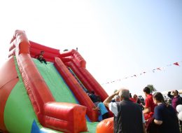 Renkli Kaydırak renkli kaydirak 20 İzmir Organizasyon Renkli kaydırak şişme oyun parkuru göz alıcı renkleri ile organizasyonlarınıza katılan misafirlerinizin gözlerine hitap eder. Organizasyonlarınızda çocukların eğlenceli dakikalar geçirmesi için ideal şişme parkurlardan birisidir. Renkli kaydırak oyun parkuru ile eğlenceli ve keyifli anlar geçirebilir ayrıca organizasyonlarınızı farklı kılabilirsiniz. Renkli şişme kaydırak tam bir oyun parkı atmosferi yaratır. Tüm oyun parkurlarımız İzmir Organizasyon kalitesi ve güvencesi ile üretilmiştir. Ofisimizin hemen yanı başında bulunan depomuzdan hızlı bir şekilde temini sağlanır. Organizasyonunuzun yapılacağı alana profesyonel ekibimiz tarafından kolayca kurulumu sağlanır.İzmir Organizasyon şişme oyun parkurları hizmetinin yanı sıra farklı hizmetleri de sizlere sunmaya devam ediyor. Organizasyonlarınız da eğlenceyi yükseltmek için palyaço, çizgi film maskotları, kostümlü karakterler, yüz boyama, sihirbaz ve illüzyon gösterileri gibi animasyon hizmetlerimizden faydalanabilirsiniz. Ayrıca organizasyon ve etkinlikleriniz için gerekli olan tüm malzeme ve ekipmanları temin etmek için hazırız. Renkli Kaydırak Kiralama