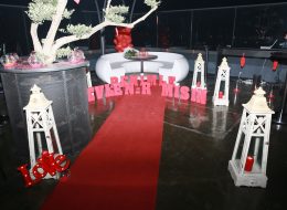 Restoranda Evlilik Teklifi Organizasyonu Paketi restoranda evlilik teklifi organizasyonu 1 İzmir Organizasyon Restoranda evlilik teklifi organizasyonu, sizin belirlediğiniz ya da belirleyeceğiniz bir mekanda ya da ‘İzmir Organizasyon’un anlaşmalı olduğu lüks restoranlarda, titizlikle planlanıyor, organize ediliyor. Uzun yıllardır eskimeyen eskitilemeyen bir gelenektir restoranda evlilik teklifi yapmak. Şık ve zarif… Ancak bizler ‘İzmir Organizasyon’ olarak farklı bir evlilik teklifi organizasyonu paketi sunuyoruz sizlere. Geleneklerin zarafeti, modern zamanın ihtişamıyla harmanlayarak. Şehrin en lüks ve elit restoranlarıyla anlaşarak projeye başlıyoruz. Restoranın müsaitlik durumuna göre sizin için yaklaşık 6 masayı rezerve ediyoruz. Böylece restoranın en özel masası sizin masanız oluyor. Masanızın ve çevresinin süslenmesi, fonda müzik dinletisi, yemek menünüz ve servisi, fotoğraf ve video çekimi size özel olarak gerçekleştiriliyor. Sizin için seçtiğimiz ve özenle süslediğimiz lüks restorana romantik bir ambiyans katıyoruz. Tek yapmanız gereken eş adayınızı bu sürprize ikna etmek ve mekana habersizce getirmek. Restoranda Evlilik Teklifi Organizasyonu