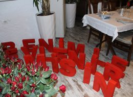 Restoranda Evlilik Teklifi Organizasyonu Paketi restoranda evlilik teklifi organizasyonu 11 İzmir Organizasyon Restoranda evlilik teklifi organizasyonu, sizin belirlediğiniz ya da belirleyeceğiniz bir mekanda ya da ‘İzmir Organizasyon’un anlaşmalı olduğu lüks restoranlarda, titizlikle planlanıyor, organize ediliyor. Uzun yıllardır eskimeyen eskitilemeyen bir gelenektir restoranda evlilik teklifi yapmak. Şık ve zarif… Ancak bizler ‘İzmir Organizasyon’ olarak farklı bir evlilik teklifi organizasyonu paketi sunuyoruz sizlere. Geleneklerin zarafeti, modern zamanın ihtişamıyla harmanlayarak. Şehrin en lüks ve elit restoranlarıyla anlaşarak projeye başlıyoruz. Restoranın müsaitlik durumuna göre sizin için yaklaşık 6 masayı rezerve ediyoruz. Böylece restoranın en özel masası sizin masanız oluyor. Masanızın ve çevresinin süslenmesi, fonda müzik dinletisi, yemek menünüz ve servisi, fotoğraf ve video çekimi size özel olarak gerçekleştiriliyor. Sizin için seçtiğimiz ve özenle süslediğimiz lüks restorana romantik bir ambiyans katıyoruz. Tek yapmanız gereken eş adayınızı bu sürprize ikna etmek ve mekana habersizce getirmek. Restoranda Evlilik Teklifi Organizasyonu