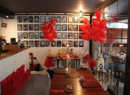 Restoranda Evlilik Teklifi Organizasyonu Paketi restoranda evlilik teklifi organizasyonu 12 İzmir Organizasyon Restoranda evlilik teklifi organizasyonu, sizin belirlediğiniz ya da belirleyeceğiniz bir mekanda ya da ‘İzmir Organizasyon’un anlaşmalı olduğu lüks restoranlarda, titizlikle planlanıyor, organize ediliyor. Uzun yıllardır eskimeyen eskitilemeyen bir gelenektir restoranda evlilik teklifi yapmak. Şık ve zarif… Ancak bizler ‘İzmir Organizasyon’ olarak farklı bir evlilik teklifi organizasyonu paketi sunuyoruz sizlere. Geleneklerin zarafeti, modern zamanın ihtişamıyla harmanlayarak. Şehrin en lüks ve elit restoranlarıyla anlaşarak projeye başlıyoruz. Restoranın müsaitlik durumuna göre sizin için yaklaşık 6 masayı rezerve ediyoruz. Böylece restoranın en özel masası sizin masanız oluyor. Masanızın ve çevresinin süslenmesi, fonda müzik dinletisi, yemek menünüz ve servisi, fotoğraf ve video çekimi size özel olarak gerçekleştiriliyor. Sizin için seçtiğimiz ve özenle süslediğimiz lüks restorana romantik bir ambiyans katıyoruz. Tek yapmanız gereken eş adayınızı bu sürprize ikna etmek ve mekana habersizce getirmek. Cafede Evlilik Teklifi Organizasyonu