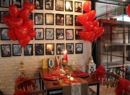 Restoranda Evlilik Teklifi Organizasyonu Paketi restoranda evlilik teklifi organizasyonu 13 İzmir Organizasyon Restoranda evlilik teklifi organizasyonu, sizin belirlediğiniz ya da belirleyeceğiniz bir mekanda ya da ‘İzmir Organizasyon’un anlaşmalı olduğu lüks restoranlarda, titizlikle planlanıyor, organize ediliyor. Uzun yıllardır eskimeyen eskitilemeyen bir gelenektir restoranda evlilik teklifi yapmak. Şık ve zarif… Ancak bizler ‘İzmir Organizasyon’ olarak farklı bir evlilik teklifi organizasyonu paketi sunuyoruz sizlere. Geleneklerin zarafeti, modern zamanın ihtişamıyla harmanlayarak. Şehrin en lüks ve elit restoranlarıyla anlaşarak projeye başlıyoruz. Restoranın müsaitlik durumuna göre sizin için yaklaşık 6 masayı rezerve ediyoruz. Böylece restoranın en özel masası sizin masanız oluyor. Masanızın ve çevresinin süslenmesi, fonda müzik dinletisi, yemek menünüz ve servisi, fotoğraf ve video çekimi size özel olarak gerçekleştiriliyor. Sizin için seçtiğimiz ve özenle süslediğimiz lüks restorana romantik bir ambiyans katıyoruz. Tek yapmanız gereken eş adayınızı bu sürprize ikna etmek ve mekana habersizce getirmek. Romantik Evlilik Teklifi Organizasyonu