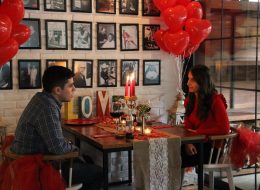 Restoranda Evlilik Teklifi Organizasyonu Paketi restoranda evlilik teklifi organizasyonu 14 İzmir Organizasyon Restoranda evlilik teklifi organizasyonu, sizin belirlediğiniz ya da belirleyeceğiniz bir mekanda ya da ‘İzmir Organizasyon’un anlaşmalı olduğu lüks restoranlarda, titizlikle planlanıyor, organize ediliyor. Uzun yıllardır eskimeyen eskitilemeyen bir gelenektir restoranda evlilik teklifi yapmak. Şık ve zarif… Ancak bizler ‘İzmir Organizasyon’ olarak farklı bir evlilik teklifi organizasyonu paketi sunuyoruz sizlere. Geleneklerin zarafeti, modern zamanın ihtişamıyla harmanlayarak. Şehrin en lüks ve elit restoranlarıyla anlaşarak projeye başlıyoruz. Restoranın müsaitlik durumuna göre sizin için yaklaşık 6 masayı rezerve ediyoruz. Böylece restoranın en özel masası sizin masanız oluyor. Masanızın ve çevresinin süslenmesi, fonda müzik dinletisi, yemek menünüz ve servisi, fotoğraf ve video çekimi size özel olarak gerçekleştiriliyor. Sizin için seçtiğimiz ve özenle süslediğimiz lüks restorana romantik bir ambiyans katıyoruz. Tek yapmanız gereken eş adayınızı bu sürprize ikna etmek ve mekana habersizce getirmek. Restoranda Evlenme Teklifi Organizasyonu