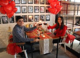 Restoranda Evlilik Teklifi Organizasyonu Paketi restoranda evlilik teklifi organizasyonu 15 İzmir Organizasyon Restoranda evlilik teklifi organizasyonu, sizin belirlediğiniz ya da belirleyeceğiniz bir mekanda ya da ‘İzmir Organizasyon’un anlaşmalı olduğu lüks restoranlarda, titizlikle planlanıyor, organize ediliyor. Uzun yıllardır eskimeyen eskitilemeyen bir gelenektir restoranda evlilik teklifi yapmak. Şık ve zarif… Ancak bizler ‘İzmir Organizasyon’ olarak farklı bir evlilik teklifi organizasyonu paketi sunuyoruz sizlere. Geleneklerin zarafeti, modern zamanın ihtişamıyla harmanlayarak. Şehrin en lüks ve elit restoranlarıyla anlaşarak projeye başlıyoruz. Restoranın müsaitlik durumuna göre sizin için yaklaşık 6 masayı rezerve ediyoruz. Böylece restoranın en özel masası sizin masanız oluyor. Masanızın ve çevresinin süslenmesi, fonda müzik dinletisi, yemek menünüz ve servisi, fotoğraf ve video çekimi size özel olarak gerçekleştiriliyor. Sizin için seçtiğimiz ve özenle süslediğimiz lüks restorana romantik bir ambiyans katıyoruz. Tek yapmanız gereken eş adayınızı bu sürprize ikna etmek ve mekana habersizce getirmek. Evlilik Teklifi Organizasyonu İzmir