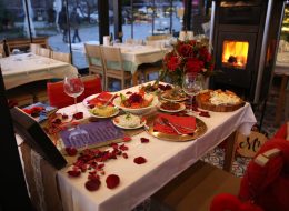 Restoranda Evlilik Teklifi Organizasyonu Paketi restoranda evlilik teklifi organizasyonu 17 İzmir Organizasyon Restoranda evlilik teklifi organizasyonu, sizin belirlediğiniz ya da belirleyeceğiniz bir mekanda ya da ‘İzmir Organizasyon’un anlaşmalı olduğu lüks restoranlarda, titizlikle planlanıyor, organize ediliyor. Uzun yıllardır eskimeyen eskitilemeyen bir gelenektir restoranda evlilik teklifi yapmak. Şık ve zarif… Ancak bizler ‘İzmir Organizasyon’ olarak farklı bir evlilik teklifi organizasyonu paketi sunuyoruz sizlere. Geleneklerin zarafeti, modern zamanın ihtişamıyla harmanlayarak. Şehrin en lüks ve elit restoranlarıyla anlaşarak projeye başlıyoruz. Restoranın müsaitlik durumuna göre sizin için yaklaşık 6 masayı rezerve ediyoruz. Böylece restoranın en özel masası sizin masanız oluyor. Masanızın ve çevresinin süslenmesi, fonda müzik dinletisi, yemek menünüz ve servisi, fotoğraf ve video çekimi size özel olarak gerçekleştiriliyor. Sizin için seçtiğimiz ve özenle süslediğimiz lüks restorana romantik bir ambiyans katıyoruz. Tek yapmanız gereken eş adayınızı bu sürprize ikna etmek ve mekana habersizce getirmek. Evlenme Teklifi Organizasyonu İzmir