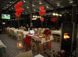Restoranda Evlilik Teklifi Organizasyonu Paketi restoranda evlilik teklifi organizasyonu 18 İzmir Organizasyon Restoranda evlilik teklifi organizasyonu, sizin belirlediğiniz ya da belirleyeceğiniz bir mekanda ya da ‘İzmir Organizasyon’un anlaşmalı olduğu lüks restoranlarda, titizlikle planlanıyor, organize ediliyor. Uzun yıllardır eskimeyen eskitilemeyen bir gelenektir restoranda evlilik teklifi yapmak. Şık ve zarif… Ancak bizler ‘İzmir Organizasyon’ olarak farklı bir evlilik teklifi organizasyonu paketi sunuyoruz sizlere. Geleneklerin zarafeti, modern zamanın ihtişamıyla harmanlayarak. Şehrin en lüks ve elit restoranlarıyla anlaşarak projeye başlıyoruz. Restoranın müsaitlik durumuna göre sizin için yaklaşık 6 masayı rezerve ediyoruz. Böylece restoranın en özel masası sizin masanız oluyor. Masanızın ve çevresinin süslenmesi, fonda müzik dinletisi, yemek menünüz ve servisi, fotoğraf ve video çekimi size özel olarak gerçekleştiriliyor. Sizin için seçtiğimiz ve özenle süslediğimiz lüks restorana romantik bir ambiyans katıyoruz. Tek yapmanız gereken eş adayınızı bu sürprize ikna etmek ve mekana habersizce getirmek. İzmir Restoranda Evlilik Teklifi Organizasyonu