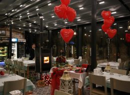 Restoranda Evlilik Teklifi Organizasyonu Paketi restoranda evlilik teklifi organizasyonu 19 İzmir Organizasyon Restoranda evlilik teklifi organizasyonu, sizin belirlediğiniz ya da belirleyeceğiniz bir mekanda ya da ‘İzmir Organizasyon’un anlaşmalı olduğu lüks restoranlarda, titizlikle planlanıyor, organize ediliyor. Uzun yıllardır eskimeyen eskitilemeyen bir gelenektir restoranda evlilik teklifi yapmak. Şık ve zarif… Ancak bizler ‘İzmir Organizasyon’ olarak farklı bir evlilik teklifi organizasyonu paketi sunuyoruz sizlere. Geleneklerin zarafeti, modern zamanın ihtişamıyla harmanlayarak. Şehrin en lüks ve elit restoranlarıyla anlaşarak projeye başlıyoruz. Restoranın müsaitlik durumuna göre sizin için yaklaşık 6 masayı rezerve ediyoruz. Böylece restoranın en özel masası sizin masanız oluyor. Masanızın ve çevresinin süslenmesi, fonda müzik dinletisi, yemek menünüz ve servisi, fotoğraf ve video çekimi size özel olarak gerçekleştiriliyor. Sizin için seçtiğimiz ve özenle süslediğimiz lüks restorana romantik bir ambiyans katıyoruz. Tek yapmanız gereken eş adayınızı bu sürprize ikna etmek ve mekana habersizce getirmek. Romantik Evlilik Teklifi Organizasyonu