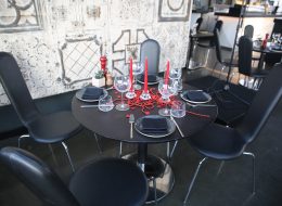 Restoranda Evlilik Teklifi Organizasyonu Paketi restoranda evlilik teklifi organizasyonu İzmir Organizasyon Restoranda evlilik teklifi organizasyonu, sizin belirlediğiniz ya da belirleyeceğiniz bir mekanda ya da ‘İzmir Organizasyon’un anlaşmalı olduğu lüks restoranlarda, titizlikle planlanıyor, organize ediliyor. Uzun yıllardır eskimeyen eskitilemeyen bir gelenektir restoranda evlilik teklifi yapmak. Şık ve zarif… Ancak bizler ‘İzmir Organizasyon’ olarak farklı bir evlilik teklifi organizasyonu paketi sunuyoruz sizlere. Geleneklerin zarafeti, modern zamanın ihtişamıyla harmanlayarak. Şehrin en lüks ve elit restoranlarıyla anlaşarak projeye başlıyoruz. Restoranın müsaitlik durumuna göre sizin için yaklaşık 6 masayı rezerve ediyoruz. Böylece restoranın en özel masası sizin masanız oluyor. Masanızın ve çevresinin süslenmesi, fonda müzik dinletisi, yemek menünüz ve servisi, fotoğraf ve video çekimi size özel olarak gerçekleştiriliyor. Sizin için seçtiğimiz ve özenle süslediğimiz lüks restorana romantik bir ambiyans katıyoruz. Tek yapmanız gereken eş adayınızı bu sürprize ikna etmek ve mekana habersizce getirmek. İzmir Restoranda Evlilik Teklifi Organizasyonu