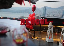 Restoranda Evlilik Teklifi Organizasyonu Paketi restoranda evlilik teklifi organizasyonu 3 İzmir Organizasyon Restoranda evlilik teklifi organizasyonu, sizin belirlediğiniz ya da belirleyeceğiniz bir mekanda ya da ‘İzmir Organizasyon’un anlaşmalı olduğu lüks restoranlarda, titizlikle planlanıyor, organize ediliyor. Uzun yıllardır eskimeyen eskitilemeyen bir gelenektir restoranda evlilik teklifi yapmak. Şık ve zarif… Ancak bizler ‘İzmir Organizasyon’ olarak farklı bir evlilik teklifi organizasyonu paketi sunuyoruz sizlere. Geleneklerin zarafeti, modern zamanın ihtişamıyla harmanlayarak. Şehrin en lüks ve elit restoranlarıyla anlaşarak projeye başlıyoruz. Restoranın müsaitlik durumuna göre sizin için yaklaşık 6 masayı rezerve ediyoruz. Böylece restoranın en özel masası sizin masanız oluyor. Masanızın ve çevresinin süslenmesi, fonda müzik dinletisi, yemek menünüz ve servisi, fotoğraf ve video çekimi size özel olarak gerçekleştiriliyor. Sizin için seçtiğimiz ve özenle süslediğimiz lüks restorana romantik bir ambiyans katıyoruz. Tek yapmanız gereken eş adayınızı bu sürprize ikna etmek ve mekana habersizce getirmek. Lüks Restoranda Evlenme Teklifi Organizasyonu