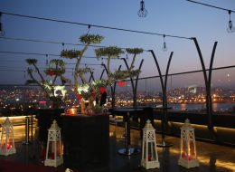 Restoranda Evlilik Teklifi Organizasyonu Paketi restoranda evlilik teklifi organizasyonu 4 İzmir Organizasyon Restoranda evlilik teklifi organizasyonu, sizin belirlediğiniz ya da belirleyeceğiniz bir mekanda ya da ‘İzmir Organizasyon’un anlaşmalı olduğu lüks restoranlarda, titizlikle planlanıyor, organize ediliyor. Uzun yıllardır eskimeyen eskitilemeyen bir gelenektir restoranda evlilik teklifi yapmak. Şık ve zarif… Ancak bizler ‘İzmir Organizasyon’ olarak farklı bir evlilik teklifi organizasyonu paketi sunuyoruz sizlere. Geleneklerin zarafeti, modern zamanın ihtişamıyla harmanlayarak. Şehrin en lüks ve elit restoranlarıyla anlaşarak projeye başlıyoruz. Restoranın müsaitlik durumuna göre sizin için yaklaşık 6 masayı rezerve ediyoruz. Böylece restoranın en özel masası sizin masanız oluyor. Masanızın ve çevresinin süslenmesi, fonda müzik dinletisi, yemek menünüz ve servisi, fotoğraf ve video çekimi size özel olarak gerçekleştiriliyor. Sizin için seçtiğimiz ve özenle süslediğimiz lüks restorana romantik bir ambiyans katıyoruz. Tek yapmanız gereken eş adayınızı bu sürprize ikna etmek ve mekana habersizce getirmek. İzmir Evlilik Teklifi Organizasyonu