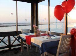 Restoranda Evlilik Teklifi Organizasyonu Paketi restoranda evlilik teklifi organizasyonu 5 İzmir Organizasyon Restoranda evlilik teklifi organizasyonu, sizin belirlediğiniz ya da belirleyeceğiniz bir mekanda ya da ‘İzmir Organizasyon’un anlaşmalı olduğu lüks restoranlarda, titizlikle planlanıyor, organize ediliyor. Uzun yıllardır eskimeyen eskitilemeyen bir gelenektir restoranda evlilik teklifi yapmak. Şık ve zarif… Ancak bizler ‘İzmir Organizasyon’ olarak farklı bir evlilik teklifi organizasyonu paketi sunuyoruz sizlere. Geleneklerin zarafeti, modern zamanın ihtişamıyla harmanlayarak. Şehrin en lüks ve elit restoranlarıyla anlaşarak projeye başlıyoruz. Restoranın müsaitlik durumuna göre sizin için yaklaşık 6 masayı rezerve ediyoruz. Böylece restoranın en özel masası sizin masanız oluyor. Masanızın ve çevresinin süslenmesi, fonda müzik dinletisi, yemek menünüz ve servisi, fotoğraf ve video çekimi size özel olarak gerçekleştiriliyor. Sizin için seçtiğimiz ve özenle süslediğimiz lüks restorana romantik bir ambiyans katıyoruz. Tek yapmanız gereken eş adayınızı bu sürprize ikna etmek ve mekana habersizce getirmek. Restoranda Evlilik Teklifi Organizasyonu