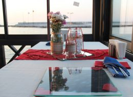 Restoranda Evlilik Teklifi Organizasyonu Paketi restoranda evlilik teklifi organizasyonu 6 İzmir Organizasyon Restoranda evlilik teklifi organizasyonu, sizin belirlediğiniz ya da belirleyeceğiniz bir mekanda ya da ‘İzmir Organizasyon’un anlaşmalı olduğu lüks restoranlarda, titizlikle planlanıyor, organize ediliyor. Uzun yıllardır eskimeyen eskitilemeyen bir gelenektir restoranda evlilik teklifi yapmak. Şık ve zarif… Ancak bizler ‘İzmir Organizasyon’ olarak farklı bir evlilik teklifi organizasyonu paketi sunuyoruz sizlere. Geleneklerin zarafeti, modern zamanın ihtişamıyla harmanlayarak. Şehrin en lüks ve elit restoranlarıyla anlaşarak projeye başlıyoruz. Restoranın müsaitlik durumuna göre sizin için yaklaşık 6 masayı rezerve ediyoruz. Böylece restoranın en özel masası sizin masanız oluyor. Masanızın ve çevresinin süslenmesi, fonda müzik dinletisi, yemek menünüz ve servisi, fotoğraf ve video çekimi size özel olarak gerçekleştiriliyor. Sizin için seçtiğimiz ve özenle süslediğimiz lüks restorana romantik bir ambiyans katıyoruz. Tek yapmanız gereken eş adayınızı bu sürprize ikna etmek ve mekana habersizce getirmek. Restoranda Evlilik Teklifi Organizasyonu