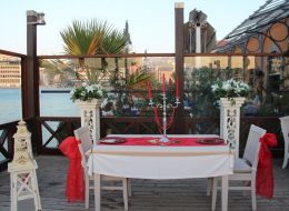 Restoranda Evlilik Teklifi Organizasyonu Paketi restoranda evlilik teklifi organizasyonu 8 İzmir Organizasyon Restoranda evlilik teklifi organizasyonu, sizin belirlediğiniz ya da belirleyeceğiniz bir mekanda ya da ‘İzmir Organizasyon’un anlaşmalı olduğu lüks restoranlarda, titizlikle planlanıyor, organize ediliyor. Uzun yıllardır eskimeyen eskitilemeyen bir gelenektir restoranda evlilik teklifi yapmak. Şık ve zarif… Ancak bizler ‘İzmir Organizasyon’ olarak farklı bir evlilik teklifi organizasyonu paketi sunuyoruz sizlere. Geleneklerin zarafeti, modern zamanın ihtişamıyla harmanlayarak. Şehrin en lüks ve elit restoranlarıyla anlaşarak projeye başlıyoruz. Restoranın müsaitlik durumuna göre sizin için yaklaşık 6 masayı rezerve ediyoruz. Böylece restoranın en özel masası sizin masanız oluyor. Masanızın ve çevresinin süslenmesi, fonda müzik dinletisi, yemek menünüz ve servisi, fotoğraf ve video çekimi size özel olarak gerçekleştiriliyor. Sizin için seçtiğimiz ve özenle süslediğimiz lüks restorana romantik bir ambiyans katıyoruz. Tek yapmanız gereken eş adayınızı bu sürprize ikna etmek ve mekana habersizce getirmek. Restoranda Evlilik Teklifi Organizasyonu