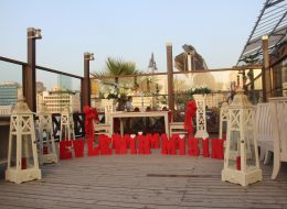 Restoranda Evlilik Teklifi Organizasyonu Paketi restoranda evlilik teklifi organizasyonu 9 İzmir Organizasyon Restoranda evlilik teklifi organizasyonu, sizin belirlediğiniz ya da belirleyeceğiniz bir mekanda ya da ‘İzmir Organizasyon’un anlaşmalı olduğu lüks restoranlarda, titizlikle planlanıyor, organize ediliyor. Uzun yıllardır eskimeyen eskitilemeyen bir gelenektir restoranda evlilik teklifi yapmak. Şık ve zarif… Ancak bizler ‘İzmir Organizasyon’ olarak farklı bir evlilik teklifi organizasyonu paketi sunuyoruz sizlere. Geleneklerin zarafeti, modern zamanın ihtişamıyla harmanlayarak. Şehrin en lüks ve elit restoranlarıyla anlaşarak projeye başlıyoruz. Restoranın müsaitlik durumuna göre sizin için yaklaşık 6 masayı rezerve ediyoruz. Böylece restoranın en özel masası sizin masanız oluyor. Masanızın ve çevresinin süslenmesi, fonda müzik dinletisi, yemek menünüz ve servisi, fotoğraf ve video çekimi size özel olarak gerçekleştiriliyor. Sizin için seçtiğimiz ve özenle süslediğimiz lüks restorana romantik bir ambiyans katıyoruz. Tek yapmanız gereken eş adayınızı bu sürprize ikna etmek ve mekana habersizce getirmek. İzmir Evlenme Teklifi Organizasyonu