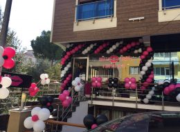Rujj Kuaför 8 Mart Dünya Kadınlar Günü Balon Süsleme rujj kuafor 8 mart dunya kadinlar gunu balon susleme 2 İzmir Organizasyon Rujj Kuaför 8 Mart Dünya Kadınlar Günü balon süsleme ile, İzmir Organizasyon şirketimiz 8 Mart Dünya Kadınlar Günü’nde de çalışmalarına devam etti. Yılların getirdiği tecrübe ve birikimle birlikte, bugüne kadar sayısız organizasyona ve hizmete ev sahipliği yapan şirketimiz, Türkiye’nin dört bir noktasına ulaşmaktadır. Doğum günü organizasyonu, evlilik teklifi organizasyonu, özel gün ve etkinliklerde her daim hizmet veren şirketimiz bu kez de Rujj Kuaför & Güzellik Salonunda, Kadınlar Gününe özel talep edilen balon süsleme için çalışmalarına start verdi. Rujj Kuaför 8 Mart Dünya Kadınlar Günü Balon Süsleme rujj kuafor 8 mart dunya kadinlar gunu balon susleme 2 İzmir Organizasyon
