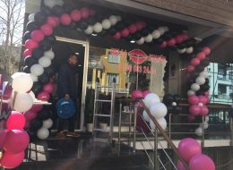 Rujj Kuaför 8 Mart Dünya Kadınlar Günü Balon Süsleme rujj kuafor 8 mart dunya kadinlar gunu balon susleme 5 İzmir Organizasyon Rujj Kuaför 8 Mart Dünya Kadınlar Günü balon süsleme ile, İzmir Organizasyon şirketimiz 8 Mart Dünya Kadınlar Günü’nde de çalışmalarına devam etti. Yılların getirdiği tecrübe ve birikimle birlikte, bugüne kadar sayısız organizasyona ve hizmete ev sahipliği yapan şirketimiz, Türkiye’nin dört bir noktasına ulaşmaktadır. Doğum günü organizasyonu, evlilik teklifi organizasyonu, özel gün ve etkinliklerde her daim hizmet veren şirketimiz bu kez de Rujj Kuaför & Güzellik Salonunda, Kadınlar Gününe özel talep edilen balon süsleme için çalışmalarına start verdi. Rujj Kuaför 8 Mart Dünya Kadınlar Günü Balon Süsleme rujj kuafor 8 mart dunya kadinlar gunu balon susleme 5 İzmir Organizasyon