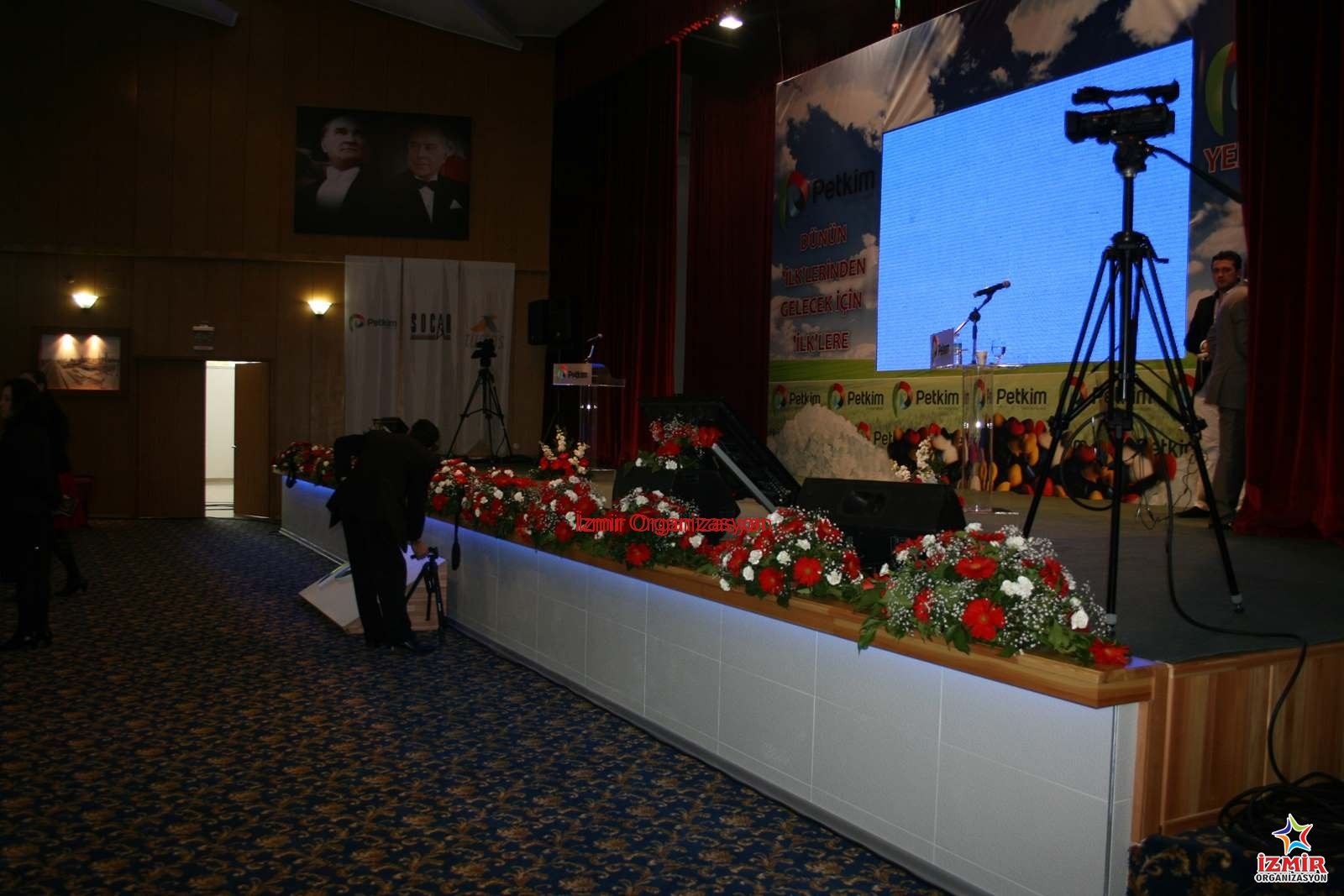 Sahne Podyum Kiralama sahne ve podyum kiralama 1 İzmir Organizasyon Konser, mezuniyet, açılış törenleri, defile ve protokol etkinlikleriniz için istediğiniz ebat ve yükseklikte profesyonel sahne kiralama hizmeti. Güvenlik sertifikalı modüler sistemlerimiz; nakliye, uzman ekip tarafından montaj, tercihinize göre halı kaplama ve sahne eteği (skirting) uygulaması dahil anahtar teslim olarak sunulmaktadır. Etkinliğinizin prestijini İzmir Organizasyon kalitesiyle yükseltin. Kurumsal Firma Etkinlikleri Sahne Kiralama