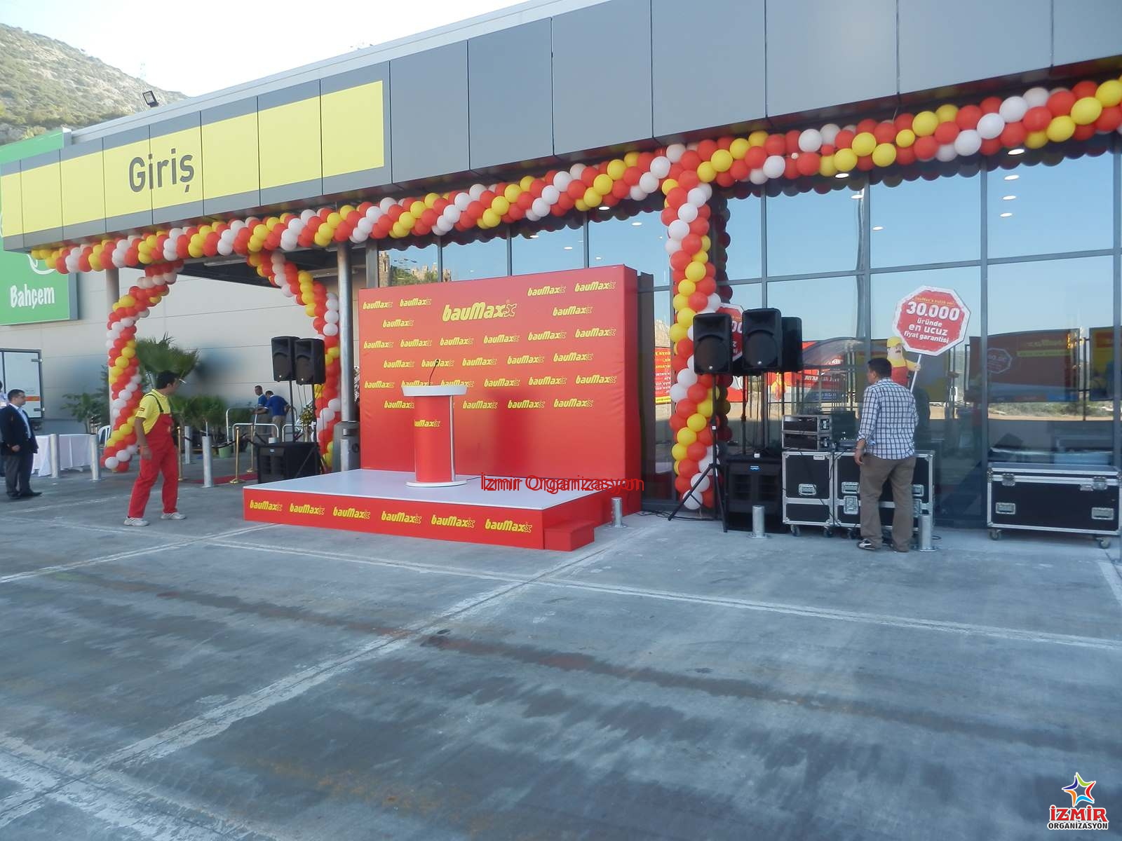 Sahne Podyum Kiralama sahne ve podyum kiralama 2 İzmir Organizasyon Konser, mezuniyet, açılış törenleri, defile ve protokol etkinlikleriniz için istediğiniz ebat ve yükseklikte profesyonel sahne kiralama hizmeti. Güvenlik sertifikalı modüler sistemlerimiz; nakliye, uzman ekip tarafından montaj, tercihinize göre halı kaplama ve sahne eteği (skirting) uygulaması dahil anahtar teslim olarak sunulmaktadır. Etkinliğinizin prestijini İzmir Organizasyon kalitesiyle yükseltin. Sahne ve Ses Sistemi Kiralama