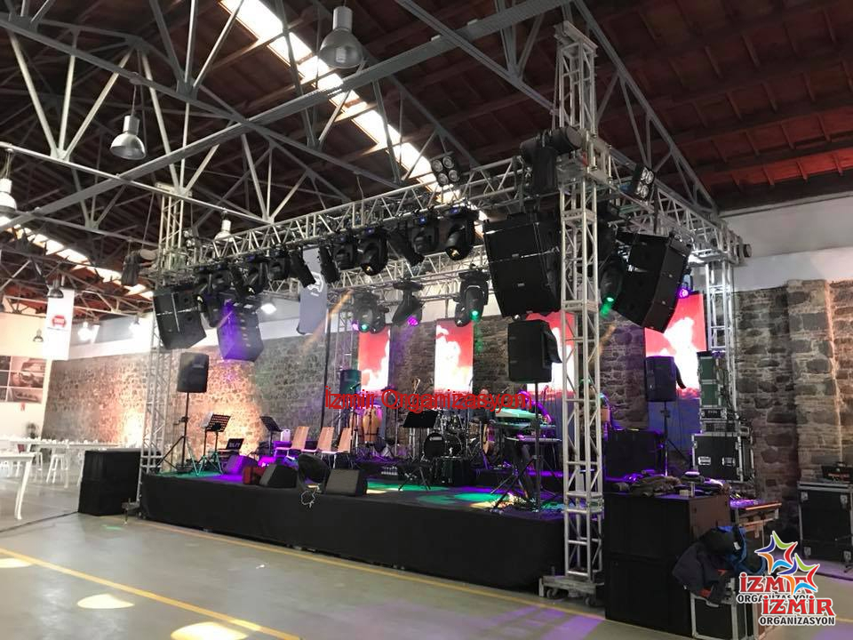 Sahne Podyum Kiralama sahne ve podyum kiralama izmir organizasyon 20 İzmir Organizasyon Konser, mezuniyet, açılış törenleri, defile ve protokol etkinlikleriniz için istediğiniz ebat ve yükseklikte profesyonel sahne kiralama hizmeti. Güvenlik sertifikalı modüler sistemlerimiz; nakliye, uzman ekip tarafından montaj, tercihinize göre halı kaplama ve sahne eteği (skirting) uygulaması dahil anahtar teslim olarak sunulmaktadır. Etkinliğinizin prestijini İzmir Organizasyon kalitesiyle yükseltin. İzmir Sahne Kiralama Servisi