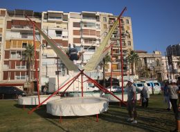 Salto Trambolin salto trambolin 1 İzmir Organizasyon Salto trambolin oyun parkuru günümüzde popülerliği hızla artan, eğlence ve adrenalin severlerin ilk tercihidir. İzmir Organizasyon bünyesinde mevcut bulunan salto trambolin açılış organizasyonu, şenlik organizasyonu, piknik organizasyonu, sünnet organizasyonu, doğum günü organizasyonu gibi organizasyonlarda kullanılır. Özel kurumların yanında kamusal sektördeki açılış organizasyonlarında ve AVM açılışları gibi birbirinden farklı etkinliklerde tercih edilebilmektedir. Salta trambolin oyun parkuru yetişkinler için tasarlanmış şişme oyuncaklardandır. Oyun parkuru için gerekli güvenlik önlemleri alınmıştır. İzmir Organizasyon tüm oyun parkurlarını birinci kalite malzemeden temin etmiştir ve sizlere kaliteli hizmet sunmaktadır. Salto trambolin oyununda tromboline çıkacak kişi oyun başlamadan önce kaskını takar ve emniyet kemerleri ile bağlanarak gerekli tüm tedbirler alınır. Oyun parkurunda gözetmen eşliğinde tüm hazırlıklar tamamlanır ve oyuncular sıra ile oyun parkuruna alınır. Aynı zamanda birden çok oyuncu parkurda eğlenceli anlar yaşayabilir. Oyun anında hissedilen heyecanlı anları ölümsüzleştirmek için İzmir Organizasyon firmamızın fotoğrafçı temini ve fotoğraf çekimi hizmetlerimizden faydalanabilirsiniz. İzmir Salto Trambolin Kiralama