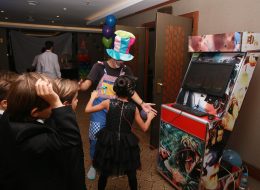 Sanal Gerçeklik Gözlüğü sanal gerceklik gozlugu 1 İzmir Organizasyon Sanal gerçeklik, dijital ortamın bilgisayar teknolojileri yardımıyla gerçek hayatta taklit edilmesidir. Sanal gerçeklik gözlüğü de buna olanak sağlayan teknolojik ve dijital bir araçtır. Son zamanlarda çeşitli firmaların ortaya attıkları teknolojiler ile giderek gelişen sanal gerçeklik hepimiz için ilgi çekici hale geliyor. Haliyle bu eğlence dünyasına da yansıyor . Bilgisayar, LED, LCD ya da herhangi bir dijital ortamda oynatılan bir gösteri sanal gerçeklik gözlüğüyle izleyiciye gösterilir. Özel eksen mekanizmasına sahip bir platform üzerinde izleyici, ekranda gösterilen sahneyi gerçek gibi yaşıyor. Sağa sola ve öne arkaya hareketlerle, gerçek ortamdan uzaklaşıyor. Hatta zaman zaman filmin türüne göre farklı aparatlar kullanılıyor. Örneğin; silah, top ya da filmde kullanılan herhangi bir obje. Zaman zaman koku, sis gibi efektlerle de bu sanal gerçeklik destekleniyor. Sizlere, konuklarınıza, eşlerinize, dostlarınıza keyifli ve eğlenceli dakikalar geçirecek olan sanal gerçeklik gözlüğü kiralama hizmetimizle bizler ‘İzmir Organizasyon’ olarak yanınızdayız. Nakliyesinden kurulumuna kadar kiralama hizmetini vermekteyiz. Sanal gerçeklik gözlüğünü doğum günü organizasyonu, sünnet organizasyonu, festival ve şenlik organizasyonu, belediye etkinlikleri, piknik organizasyonu vb. organizasyonlar da İzmir Organizasyon firmamızdan kiralayabilir ve animasyon ekibi servisimizde de faydalanarak enerjiyi ve eğlencenin dozunu artırabilirsiniz. Palyaço Eşliğinde Sanal Gerçeklik Oyunu İzmir