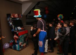 Sanal Gerçeklik Gözlüğü sanal gerceklik gozlugu 10 İzmir Organizasyon Sanal gerçeklik, dijital ortamın bilgisayar teknolojileri yardımıyla gerçek hayatta taklit edilmesidir. Sanal gerçeklik gözlüğü de buna olanak sağlayan teknolojik ve dijital bir araçtır. Son zamanlarda çeşitli firmaların ortaya attıkları teknolojiler ile giderek gelişen sanal gerçeklik hepimiz için ilgi çekici hale geliyor. Haliyle bu eğlence dünyasına da yansıyor . Bilgisayar, LED, LCD ya da herhangi bir dijital ortamda oynatılan bir gösteri sanal gerçeklik gözlüğüyle izleyiciye gösterilir. Özel eksen mekanizmasına sahip bir platform üzerinde izleyici, ekranda gösterilen sahneyi gerçek gibi yaşıyor. Sağa sola ve öne arkaya hareketlerle, gerçek ortamdan uzaklaşıyor. Hatta zaman zaman filmin türüne göre farklı aparatlar kullanılıyor. Örneğin; silah, top ya da filmde kullanılan herhangi bir obje. Zaman zaman koku, sis gibi efektlerle de bu sanal gerçeklik destekleniyor. Sizlere, konuklarınıza, eşlerinize, dostlarınıza keyifli ve eğlenceli dakikalar geçirecek olan sanal gerçeklik gözlüğü kiralama hizmetimizle bizler ‘İzmir Organizasyon’ olarak yanınızdayız. Nakliyesinden kurulumuna kadar kiralama hizmetini vermekteyiz. Sanal gerçeklik gözlüğünü doğum günü organizasyonu, sünnet organizasyonu, festival ve şenlik organizasyonu, belediye etkinlikleri, piknik organizasyonu vb. organizasyonlar da İzmir Organizasyon firmamızdan kiralayabilir ve animasyon ekibi servisimizde de faydalanarak enerjiyi ve eğlencenin dozunu artırabilirsiniz. Doğum Günü Organizasyonu Sanal Gerçeklik Gözlüğü Kiralama