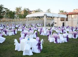 Sandalye Kiralama sandalye kiralama 3 İzmir Organizasyon Her türlü açılış organizasyonu, kokteyl etkinlikleri, düğün organizasyonu, nişan organizasyonu, nikah organizasyonu, mezuniyet törenleri, okul etkinlikleri, bayi toplantıları, festivaller, belediye etkinlikleri vb etkinliklerde sandalye ihtiyacınızı karşılıyoruz. Sandalyelerimiz kullanılacak organizasyona ve konsepte göre değişkenlik gösterir. Buna istinaden sandalyelerin hangi organizasyonda ya da etkinlikte kullanılacağı ilk olarak belirlenmelidir. Sandalye modeline karar verdikten sonra ise organizasyona katılacak kişi sayısına göre sayı sınırlaması olmaksızın İzmir Organizasyon firmamız sizlere sandalye hizmeti sağlıyor. Ayrıca sandalye kiralama hizmetinin yanı sıra sandalyelerin nakliyesi ve alana kurulumu da firmamız tarafından yapılmaktadır. Düzenleyeceğiniz organizasyon ya da etkinliğe göre sandalye süsleme hizmetini de sizlere sunuyoruz. Örneğin gerçekleştireceğiniz düğün ya da nikah organizasyonlarınız da lake sandalye, napolyon sandalye ya da plastik sandalye kiralayabilirsiniz. Kiraladığınız sandalye modeline göre kumaş ya da tül süsleme servisimizden yararlanarak organizasyon alanında daha şık bir atmosfer yakalayabilirsiniz. Farklı malzemelerden, farklı kumaş ve renkte bir çok ürünümüz vardır. Dilediğiniz tül ve kumaş süsleme servisimizi tercih edebilirsiniz. Bayi toplantıları ya da tören organizasyonlarınız için ise hilton sandalye modelini istediğiniz renk ve sayıda tercih edebilirsiniz. Ayrıca planladığınız organizasyon ve etkinliklerinizde sadece sandalye kiralama hizmeti değil daha birçok olanağı sizlere sunuyoruz. Organizasyonlarınız da kullanabileceğiniz farklı masa modelleri, protokol sehpaları, balon süsleme servisi, çadır ve gölgelik temini, personel hizmeti, catering servisi gibi hizmetlerimiz İzmir Organizasyon'un profesyonel ekibi tarafından sizlere sunuluyor. Sandalye Kiralama ve Tül Süsleme Hizmeti