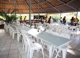 Sandalye Kiralama sandalye kiralama 4 İzmir Organizasyon Her türlü açılış organizasyonu, kokteyl etkinlikleri, düğün organizasyonu, nişan organizasyonu, nikah organizasyonu, mezuniyet törenleri, okul etkinlikleri, bayi toplantıları, festivaller, belediye etkinlikleri vb etkinliklerde sandalye ihtiyacınızı karşılıyoruz. Sandalyelerimiz kullanılacak organizasyona ve konsepte göre değişkenlik gösterir. Buna istinaden sandalyelerin hangi organizasyonda ya da etkinlikte kullanılacağı ilk olarak belirlenmelidir. Sandalye modeline karar verdikten sonra ise organizasyona katılacak kişi sayısına göre sayı sınırlaması olmaksızın İzmir Organizasyon firmamız sizlere sandalye hizmeti sağlıyor. Ayrıca sandalye kiralama hizmetinin yanı sıra sandalyelerin nakliyesi ve alana kurulumu da firmamız tarafından yapılmaktadır. Düzenleyeceğiniz organizasyon ya da etkinliğe göre sandalye süsleme hizmetini de sizlere sunuyoruz. Örneğin gerçekleştireceğiniz düğün ya da nikah organizasyonlarınız da lake sandalye, napolyon sandalye ya da plastik sandalye kiralayabilirsiniz. Kiraladığınız sandalye modeline göre kumaş ya da tül süsleme servisimizden yararlanarak organizasyon alanında daha şık bir atmosfer yakalayabilirsiniz. Farklı malzemelerden, farklı kumaş ve renkte bir çok ürünümüz vardır. Dilediğiniz tül ve kumaş süsleme servisimizi tercih edebilirsiniz. Bayi toplantıları ya da tören organizasyonlarınız için ise hilton sandalye modelini istediğiniz renk ve sayıda tercih edebilirsiniz. Ayrıca planladığınız organizasyon ve etkinliklerinizde sadece sandalye kiralama hizmeti değil daha birçok olanağı sizlere sunuyoruz. Organizasyonlarınız da kullanabileceğiniz farklı masa modelleri, protokol sehpaları, balon süsleme servisi, çadır ve gölgelik temini, personel hizmeti, catering servisi gibi hizmetlerimiz İzmir Organizasyon'un profesyonel ekibi tarafından sizlere sunuluyor. İzmir Plastik Sandalye Kiralama