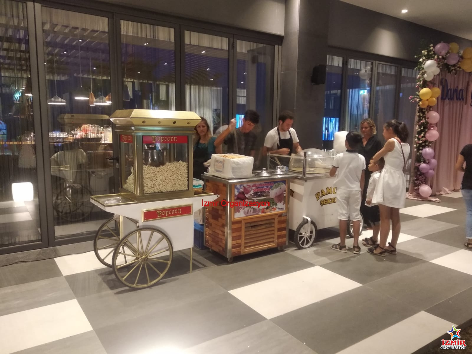 Maraş Dondurmacısı Standı Kiralama & Dondurma İkramı seferihisar dugun organizasyonu 2 İzmir Organizasyon Yaz etkinliklerinin vazgeçilmezi! Geleneksel motiflerle süslü standında, otantik Maraş kıyafeti (cepken, fes) giyen ustamızdan; keçi sütlü, sakızlı ve bıçakla kesilecek kadar sert Hakiki Maraş Dondurması ikramı. Meşhur külah oyunları ve dondurma şovlarıyla misafirlerinizi hem serinleten hem de kahkahaya boğan, sınırsız dağıtımlı profesyonel Maraş Dondurmacısı Kiralama hizmeti. Patlamış Mısırcı Kiralama