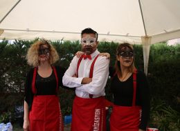 Servis Elemanı ve Garson Temini servis elemani ve garson temini 12 İzmir Organizasyon Servis elemanı ve garson temini ile açılış organizasyonu, doğum günü organizasyonu, düğün organizasyonu, sünnet organizasyonu, kokteyl organizasyonu, temel atma töreni organizasyonu, baby shower organizasyonu vb. her türlü organizasyonlarınız için ihtiyaç duyabileceğiniz profesyonel ajans hizmetleri veriyoruz. Sunum ve servis personelimiz, temiz ve şık görüntüsüyle misafirlerinize güler yüzlü sunum ve ikram hizmeti verir. Size de organizasyonunuzun keyfini çıkarmak kalır. Organizasyonun içeriğine bağlı olarak yiyecekler; kanepe, atıştırmalık, çerez, cips, yemek ve tatlı olarak, içecekler; alkollü ve alkolsüz olarak sunum ve servise hazırlanır. Konuklarınıza yapılacak ikramları servis elemanı da yapar ya da dilerseniz self servis olarak da hizmet verebiliriz. İzmir Organizasyon firmamız organizasyon sektöründeki 15 yılı aşkın deneyimiyle bugüne kadar birçok organizasyona ev sahipliği yapmıştır. İzmir, Ege Bölgesi ve Türkiye'nin dört bir noktasında gerçekleştireceğiniz organizasyonlarınız için servis elemanı ve garson temini hizmetimizden faydalanabilirsiniz. Garson Kiralama İzmir