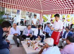 Servis Elemanı ve Garson Temini servis elemani ve garson temini İzmir Organizasyon Servis elemanı ve garson temini ile açılış organizasyonu, doğum günü organizasyonu, düğün organizasyonu, sünnet organizasyonu, kokteyl organizasyonu, temel atma töreni organizasyonu, baby shower organizasyonu vb. her türlü organizasyonlarınız için ihtiyaç duyabileceğiniz profesyonel ajans hizmetleri veriyoruz. Sunum ve servis personelimiz, temiz ve şık görüntüsüyle misafirlerinize güler yüzlü sunum ve ikram hizmeti verir. Size de organizasyonunuzun keyfini çıkarmak kalır. Organizasyonun içeriğine bağlı olarak yiyecekler; kanepe, atıştırmalık, çerez, cips, yemek ve tatlı olarak, içecekler; alkollü ve alkolsüz olarak sunum ve servise hazırlanır. Konuklarınıza yapılacak ikramları servis elemanı da yapar ya da dilerseniz self servis olarak da hizmet verebiliriz. İzmir Organizasyon firmamız organizasyon sektöründeki 15 yılı aşkın deneyimiyle bugüne kadar birçok organizasyona ev sahipliği yapmıştır. İzmir, Ege Bölgesi ve Türkiye'nin dört bir noktasında gerçekleştireceğiniz organizasyonlarınız için servis elemanı ve garson temini hizmetimizden faydalanabilirsiniz. Servis Elemanı Kiralama İzmir