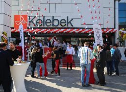 Servis Elemanı ve Garson Temini servis elemani ve garson temini 4 İzmir Organizasyon Servis elemanı ve garson temini ile açılış organizasyonu, doğum günü organizasyonu, düğün organizasyonu, sünnet organizasyonu, kokteyl organizasyonu, temel atma töreni organizasyonu, baby shower organizasyonu vb. her türlü organizasyonlarınız için ihtiyaç duyabileceğiniz profesyonel ajans hizmetleri veriyoruz. Sunum ve servis personelimiz, temiz ve şık görüntüsüyle misafirlerinize güler yüzlü sunum ve ikram hizmeti verir. Size de organizasyonunuzun keyfini çıkarmak kalır. Organizasyonun içeriğine bağlı olarak yiyecekler; kanepe, atıştırmalık, çerez, cips, yemek ve tatlı olarak, içecekler; alkollü ve alkolsüz olarak sunum ve servise hazırlanır. Konuklarınıza yapılacak ikramları servis elemanı da yapar ya da dilerseniz self servis olarak da hizmet verebiliriz. İzmir Organizasyon firmamız organizasyon sektöründeki 15 yılı aşkın deneyimiyle bugüne kadar birçok organizasyona ev sahipliği yapmıştır. İzmir, Ege Bölgesi ve Türkiye'nin dört bir noktasında gerçekleştireceğiniz organizasyonlarınız için servis elemanı ve garson temini hizmetimizden faydalanabilirsiniz. Servis Elemanı ve Garson Kiralama İzmir