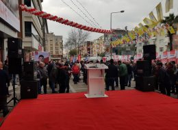 Ses Sistemi Kiralama ses sistemi kiralama 2 İzmir Organizasyon Ses sistemi kiralama ve müzik organizasyonlarınızı daha eğlenceli ve daha kaliteli kılmak için çok önemlidir. Müziğin olmadığı bir organizasyon düşünülemez. Yalnız dinletilen müziğin tarzı ne olursa olsun güçlü net bir sesi olmalıdır. Birçok alanda profesyonel ses, ışık, görüntü, sahne sistemleri kiralama ve teknik prodüksiyon hizmetleri veren firmayız. İsterseniz organizasyonunuzun müzik işini profesyonel dj eşliğinde yaptırabilir ve ortamın ambiyansını bir anda değiştirebilirsiniz. Yapmanız gereken tek şey ihtiyaçlarınızı belirlemek ve İzmir Organizasyon ekibine ulaşmak. Ayrıca dilerseniz ses sistemi ekipmanlarını nakliyesini ekstra olarak istediğiniz yere ulaştırabilir ve kurulumunu tecrübeli ekip arkadaşlarımız ile birlikte gerçekleştirebiliriz. Ses sistemi ile alakalı aklınıza gelebilecek her şeyi; mikrofon, kabin, dj, mikser, jeneratör, elektrik aksanına kadar aklınıza gelebilecek bir çok ekipmanı hizmetinize sunuyoruz. İzmir Organizasyon olarak profesyonel ekip ve ekipmanlar ile ses sistemi kiralama hizmeti vermeye hazırız. Ayrıca dilerseniz masaların nakliyesini ekstra olarak istediğiniz yere ulaştırabiliriz. Ses Sistemi Kiralama ses sistemi kiralama 2 İzmir Organizasyon