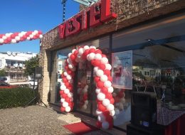 Ses Sistemi Kiralama ses sistemi kiralama İzmir Organizasyon Ses sistemi kiralama ve müzik organizasyonlarınızı daha eğlenceli ve daha kaliteli kılmak için çok önemlidir. Müziğin olmadığı bir organizasyon düşünülemez. Yalnız dinletilen müziğin tarzı ne olursa olsun güçlü net bir sesi olmalıdır. Birçok alanda profesyonel ses, ışık, görüntü, sahne sistemleri kiralama ve teknik prodüksiyon hizmetleri veren firmayız. İsterseniz organizasyonunuzun müzik işini profesyonel dj eşliğinde yaptırabilir ve ortamın ambiyansını bir anda değiştirebilirsiniz. Yapmanız gereken tek şey ihtiyaçlarınızı belirlemek ve İzmir Organizasyon ekibine ulaşmak. Ayrıca dilerseniz ses sistemi ekipmanlarını nakliyesini ekstra olarak istediğiniz yere ulaştırabilir ve kurulumunu tecrübeli ekip arkadaşlarımız ile birlikte gerçekleştirebiliriz. Ses sistemi ile alakalı aklınıza gelebilecek her şeyi; mikrofon, kabin, dj, mikser, jeneratör, elektrik aksanına kadar aklınıza gelebilecek bir çok ekipmanı hizmetinize sunuyoruz. İzmir Organizasyon olarak profesyonel ekip ve ekipmanlar ile ses sistemi kiralama hizmeti vermeye hazırız. Ayrıca dilerseniz masaların nakliyesini ekstra olarak istediğiniz yere ulaştırabiliriz. Ses Sistemi Kiralama ses sistemi kiralama İzmir Organizasyon