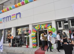 Ses Sistemi Kiralama ses sistemi kiralama 3 İzmir Organizasyon Ses sistemi kiralama ve müzik organizasyonlarınızı daha eğlenceli ve daha kaliteli kılmak için çok önemlidir. Müziğin olmadığı bir organizasyon düşünülemez. Yalnız dinletilen müziğin tarzı ne olursa olsun güçlü net bir sesi olmalıdır. Birçok alanda profesyonel ses, ışık, görüntü, sahne sistemleri kiralama ve teknik prodüksiyon hizmetleri veren firmayız. İsterseniz organizasyonunuzun müzik işini profesyonel dj eşliğinde yaptırabilir ve ortamın ambiyansını bir anda değiştirebilirsiniz. Yapmanız gereken tek şey ihtiyaçlarınızı belirlemek ve İzmir Organizasyon ekibine ulaşmak. Ayrıca dilerseniz ses sistemi ekipmanlarını nakliyesini ekstra olarak istediğiniz yere ulaştırabilir ve kurulumunu tecrübeli ekip arkadaşlarımız ile birlikte gerçekleştirebiliriz. Ses sistemi ile alakalı aklınıza gelebilecek her şeyi; mikrofon, kabin, dj, mikser, jeneratör, elektrik aksanına kadar aklınıza gelebilecek bir çok ekipmanı hizmetinize sunuyoruz. İzmir Organizasyon olarak profesyonel ekip ve ekipmanlar ile ses sistemi kiralama hizmeti vermeye hazırız. Ayrıca dilerseniz masaların nakliyesini ekstra olarak istediğiniz yere ulaştırabiliriz. Ses Sistemi Kiralama ses sistemi kiralama 3 İzmir Organizasyon