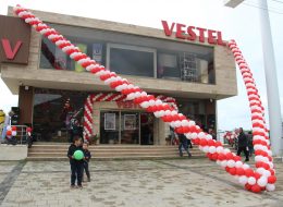 Ses Sistemi Kiralama ses sistemi kiralama 4 İzmir Organizasyon Ses sistemi kiralama ve müzik organizasyonlarınızı daha eğlenceli ve daha kaliteli kılmak için çok önemlidir. Müziğin olmadığı bir organizasyon düşünülemez. Yalnız dinletilen müziğin tarzı ne olursa olsun güçlü net bir sesi olmalıdır. Birçok alanda profesyonel ses, ışık, görüntü, sahne sistemleri kiralama ve teknik prodüksiyon hizmetleri veren firmayız. İsterseniz organizasyonunuzun müzik işini profesyonel dj eşliğinde yaptırabilir ve ortamın ambiyansını bir anda değiştirebilirsiniz. Yapmanız gereken tek şey ihtiyaçlarınızı belirlemek ve İzmir Organizasyon ekibine ulaşmak. Ayrıca dilerseniz ses sistemi ekipmanlarını nakliyesini ekstra olarak istediğiniz yere ulaştırabilir ve kurulumunu tecrübeli ekip arkadaşlarımız ile birlikte gerçekleştirebiliriz. Ses sistemi ile alakalı aklınıza gelebilecek her şeyi; mikrofon, kabin, dj, mikser, jeneratör, elektrik aksanına kadar aklınıza gelebilecek bir çok ekipmanı hizmetinize sunuyoruz. İzmir Organizasyon olarak profesyonel ekip ve ekipmanlar ile ses sistemi kiralama hizmeti vermeye hazırız. Ayrıca dilerseniz masaların nakliyesini ekstra olarak istediğiniz yere ulaştırabiliriz. Ses Sistemi Kiralama ses sistemi kiralama 4 İzmir Organizasyon