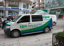 Sesli Anons Araçları sesli anons araclari 2 İzmir Organizasyon Sesli anons araçları, üzerinde hoparlörler bulunan ve aracın içindeki bir telsiz yardımı ile dışarıya ses aktarımı yapılan bir sistemi içinde bulunduran araçlardır. Bu araçlar ile her türlü reklam ve tanıtım hizmetleri gerçekleştirilebilir. Seçim dönemlerinde de en çok tercih edilen tanıtım hizmetlerindendir. Bu sistemin avantajı; cadde cadde, sokak sokak gezerek her kesimden insana ulaşmayı sağlamasıdır. Yeni bir işletme mi açtınız? Açılışınız mı var? Duyurmak istediğiniz kampanyalarınız, indirimleriniz mi var? Bu hizmet tam size göre. Ulaşmadığınız sokak, adınızı duyurmadığınız insan kalmayacak. Sesli anons araçları ile çok daha etkili bir kampanya yürütebilirsiniz. İnsanların ilgisini kolaylıkla çekebilirsiniz. İzmir Organizasyon size bu araçların kiralanması hizmetini en kolay şekilde sağlayabilir. En kaliteli ses ve en doğru reklam ile tanıtımınızı bu araçlar yardımı ile yapabilirsiniz. Hedef kitlenize bu araçlar yardımı ile kolayca ulaşabilirsiniz. Tüm reklam ve tanıtımlarınız için bizimle mutlaka iletişime geçin. İzmir Organizasyon olarak en kaliteli ekipmanları bünyemizde barındırıyoruz. Talebiniz doğrultusunda ihtiyaç duyduğunuz tüm hizmetleri, yüksek kalite standartlarımız ile sizlere sunuyoruz. İzmir Sesli Reklam Aracı Kiralama