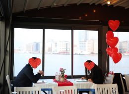 Sevgiliden Özür Dileme Organizasyonu sevgiliden ozur dileme organizasyonu izmir organizasyon 10 İzmir Organizasyon Sevgiliden özür dileme organizasyonu için İzmir Organizasyon ekibi olarak sıra dışı ama bir o kadar da anlamlı bir organizasyona dahil olmak oldukça önemliydi. Hakan bizlere telefonla ulaşarak yaklaşık bir ay önce kız arkadaşı Gülten hanımın istemeden kalbini kırdığını ve kendisine hata yaptığını belirterek ilişkilerine kaldıkları yerden devam edebilmek adına ekibimizden “Özür Dileme Organizasyonu” yapabilmek için fikirlerimize baş vurmak istemişti. Hakan bey Gülten hanım için sürpriz hediyeler göndermiş, kitapları kurcalayarak en güzel kelimelerle şiirler hazırlamış, mailler yollamış hatta en yakın arkadaşını bile araya sokmuştu. Hakan bey İstanbul’da ikamet ettiği için İzmir’de yaşayan Gülten hanım ile daha önceden yapmış olduğu barışma çabaları boşa gitmiş. O yüzden İzmir’de sade ancak ayrıntıları anlam taşıyan bir özür dileme organizasyonu gerçekleştirmek arzusundaydı çünkü oldukça endişeliydi. İzmir Organizasyon ekibi olarak kendisine daha önce yapmış olduğumuz teknede özür dileme organizasyonu, restoranda özür dileme, sahilde özür dileme organizasyonu, sinemada özür dileme organizasyonu gibi özür dileme organizasyonlarının detaylarını anlattık ve video kliplerini izlettik. Hakan bey restoranda özür dileme karar kıldı ve tarihi, saati ve organizasyonun detaylarını konuştuk. Her şey için geriye sayım ve Hakan bey için de oldukça heyecanlı dakikalar başlamıştı. Sevgiliden Özür Dileme Organizasyonu sevgiliden ozur dileme organizasyonu izmir organizasyon 10 İzmir Organizasyon