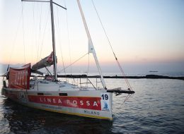 Sevgiliden Özür Dileme Organizasyonu sevgiliden ozur dileme organizasyonu izmir organizasyon 2 İzmir Organizasyon Sevgiliden özür dileme organizasyonu için İzmir Organizasyon ekibi olarak sıra dışı ama bir o kadar da anlamlı bir organizasyona dahil olmak oldukça önemliydi. Hakan bizlere telefonla ulaşarak yaklaşık bir ay önce kız arkadaşı Gülten hanımın istemeden kalbini kırdığını ve kendisine hata yaptığını belirterek ilişkilerine kaldıkları yerden devam edebilmek adına ekibimizden “Özür Dileme Organizasyonu” yapabilmek için fikirlerimize baş vurmak istemişti. Hakan bey Gülten hanım için sürpriz hediyeler göndermiş, kitapları kurcalayarak en güzel kelimelerle şiirler hazırlamış, mailler yollamış hatta en yakın arkadaşını bile araya sokmuştu. Hakan bey İstanbul’da ikamet ettiği için İzmir’de yaşayan Gülten hanım ile daha önceden yapmış olduğu barışma çabaları boşa gitmiş. O yüzden İzmir’de sade ancak ayrıntıları anlam taşıyan bir özür dileme organizasyonu gerçekleştirmek arzusundaydı çünkü oldukça endişeliydi. İzmir Organizasyon ekibi olarak kendisine daha önce yapmış olduğumuz teknede özür dileme organizasyonu, restoranda özür dileme, sahilde özür dileme organizasyonu, sinemada özür dileme organizasyonu gibi özür dileme organizasyonlarının detaylarını anlattık ve video kliplerini izlettik. Hakan bey restoranda özür dileme karar kıldı ve tarihi, saati ve organizasyonun detaylarını konuştuk. Her şey için geriye sayım ve Hakan bey için de oldukça heyecanlı dakikalar başlamıştı. Sevgiliden Özür Dileme Organizasyonu sevgiliden ozur dileme organizasyonu izmir organizasyon 2 İzmir Organizasyon