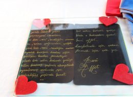 Sevgiliden Özür Dileme Organizasyonu sevgiliden ozur dileme organizasyonu izmir organizasyon 6 İzmir Organizasyon Sevgiliden özür dileme organizasyonu için İzmir Organizasyon ekibi olarak sıra dışı ama bir o kadar da anlamlı bir organizasyona dahil olmak oldukça önemliydi. Hakan bizlere telefonla ulaşarak yaklaşık bir ay önce kız arkadaşı Gülten hanımın istemeden kalbini kırdığını ve kendisine hata yaptığını belirterek ilişkilerine kaldıkları yerden devam edebilmek adına ekibimizden “Özür Dileme Organizasyonu” yapabilmek için fikirlerimize baş vurmak istemişti. Hakan bey Gülten hanım için sürpriz hediyeler göndermiş, kitapları kurcalayarak en güzel kelimelerle şiirler hazırlamış, mailler yollamış hatta en yakın arkadaşını bile araya sokmuştu. Hakan bey İstanbul’da ikamet ettiği için İzmir’de yaşayan Gülten hanım ile daha önceden yapmış olduğu barışma çabaları boşa gitmiş. O yüzden İzmir’de sade ancak ayrıntıları anlam taşıyan bir özür dileme organizasyonu gerçekleştirmek arzusundaydı çünkü oldukça endişeliydi. İzmir Organizasyon ekibi olarak kendisine daha önce yapmış olduğumuz teknede özür dileme organizasyonu, restoranda özür dileme, sahilde özür dileme organizasyonu, sinemada özür dileme organizasyonu gibi özür dileme organizasyonlarının detaylarını anlattık ve video kliplerini izlettik. Hakan bey restoranda özür dileme karar kıldı ve tarihi, saati ve organizasyonun detaylarını konuştuk. Her şey için geriye sayım ve Hakan bey için de oldukça heyecanlı dakikalar başlamıştı. Sevgiliden Özür Dileme Organizasyonu sevgiliden ozur dileme organizasyonu izmir organizasyon 6 İzmir Organizasyon