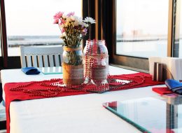 Sevgiliden Özür Dileme Organizasyonu sevgiliden ozur dileme organizasyonu izmir organizasyon 7 İzmir Organizasyon Sevgiliden özür dileme organizasyonu için İzmir Organizasyon ekibi olarak sıra dışı ama bir o kadar da anlamlı bir organizasyona dahil olmak oldukça önemliydi. Hakan bizlere telefonla ulaşarak yaklaşık bir ay önce kız arkadaşı Gülten hanımın istemeden kalbini kırdığını ve kendisine hata yaptığını belirterek ilişkilerine kaldıkları yerden devam edebilmek adına ekibimizden “Özür Dileme Organizasyonu” yapabilmek için fikirlerimize baş vurmak istemişti. Hakan bey Gülten hanım için sürpriz hediyeler göndermiş, kitapları kurcalayarak en güzel kelimelerle şiirler hazırlamış, mailler yollamış hatta en yakın arkadaşını bile araya sokmuştu. Hakan bey İstanbul’da ikamet ettiği için İzmir’de yaşayan Gülten hanım ile daha önceden yapmış olduğu barışma çabaları boşa gitmiş. O yüzden İzmir’de sade ancak ayrıntıları anlam taşıyan bir özür dileme organizasyonu gerçekleştirmek arzusundaydı çünkü oldukça endişeliydi. İzmir Organizasyon ekibi olarak kendisine daha önce yapmış olduğumuz teknede özür dileme organizasyonu, restoranda özür dileme, sahilde özür dileme organizasyonu, sinemada özür dileme organizasyonu gibi özür dileme organizasyonlarının detaylarını anlattık ve video kliplerini izlettik. Hakan bey restoranda özür dileme karar kıldı ve tarihi, saati ve organizasyonun detaylarını konuştuk. Her şey için geriye sayım ve Hakan bey için de oldukça heyecanlı dakikalar başlamıştı. Sevgiliden Özür Dileme Organizasyonu sevgiliden ozur dileme organizasyonu izmir organizasyon 7 İzmir Organizasyon