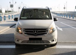 Sevgiliden Özür Dileme Organizasyonu sevgiliden ozur dileme organizasyonu izmir organizasyon 8 İzmir Organizasyon Sevgiliden özür dileme organizasyonu için İzmir Organizasyon ekibi olarak sıra dışı ama bir o kadar da anlamlı bir organizasyona dahil olmak oldukça önemliydi. Hakan bizlere telefonla ulaşarak yaklaşık bir ay önce kız arkadaşı Gülten hanımın istemeden kalbini kırdığını ve kendisine hata yaptığını belirterek ilişkilerine kaldıkları yerden devam edebilmek adına ekibimizden “Özür Dileme Organizasyonu” yapabilmek için fikirlerimize baş vurmak istemişti. Hakan bey Gülten hanım için sürpriz hediyeler göndermiş, kitapları kurcalayarak en güzel kelimelerle şiirler hazırlamış, mailler yollamış hatta en yakın arkadaşını bile araya sokmuştu. Hakan bey İstanbul’da ikamet ettiği için İzmir’de yaşayan Gülten hanım ile daha önceden yapmış olduğu barışma çabaları boşa gitmiş. O yüzden İzmir’de sade ancak ayrıntıları anlam taşıyan bir özür dileme organizasyonu gerçekleştirmek arzusundaydı çünkü oldukça endişeliydi. İzmir Organizasyon ekibi olarak kendisine daha önce yapmış olduğumuz teknede özür dileme organizasyonu, restoranda özür dileme, sahilde özür dileme organizasyonu, sinemada özür dileme organizasyonu gibi özür dileme organizasyonlarının detaylarını anlattık ve video kliplerini izlettik. Hakan bey restoranda özür dileme karar kıldı ve tarihi, saati ve organizasyonun detaylarını konuştuk. Her şey için geriye sayım ve Hakan bey için de oldukça heyecanlı dakikalar başlamıştı. Sevgiliden Özür Dileme Organizasyonu sevgiliden ozur dileme organizasyonu izmir organizasyon 8 İzmir Organizasyon