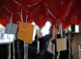 Sevgiliden Özür Dileme Organizasyonu sevgiliden ozur dileme organizasyonu izmir organizasyon 9 İzmir Organizasyon Sevgiliden özür dileme organizasyonu için İzmir Organizasyon ekibi olarak sıra dışı ama bir o kadar da anlamlı bir organizasyona dahil olmak oldukça önemliydi. Hakan bizlere telefonla ulaşarak yaklaşık bir ay önce kız arkadaşı Gülten hanımın istemeden kalbini kırdığını ve kendisine hata yaptığını belirterek ilişkilerine kaldıkları yerden devam edebilmek adına ekibimizden “Özür Dileme Organizasyonu” yapabilmek için fikirlerimize baş vurmak istemişti. Hakan bey Gülten hanım için sürpriz hediyeler göndermiş, kitapları kurcalayarak en güzel kelimelerle şiirler hazırlamış, mailler yollamış hatta en yakın arkadaşını bile araya sokmuştu. Hakan bey İstanbul’da ikamet ettiği için İzmir’de yaşayan Gülten hanım ile daha önceden yapmış olduğu barışma çabaları boşa gitmiş. O yüzden İzmir’de sade ancak ayrıntıları anlam taşıyan bir özür dileme organizasyonu gerçekleştirmek arzusundaydı çünkü oldukça endişeliydi. İzmir Organizasyon ekibi olarak kendisine daha önce yapmış olduğumuz teknede özür dileme organizasyonu, restoranda özür dileme, sahilde özür dileme organizasyonu, sinemada özür dileme organizasyonu gibi özür dileme organizasyonlarının detaylarını anlattık ve video kliplerini izlettik. Hakan bey restoranda özür dileme karar kıldı ve tarihi, saati ve organizasyonun detaylarını konuştuk. Her şey için geriye sayım ve Hakan bey için de oldukça heyecanlı dakikalar başlamıştı. Sevgiliden Özür Dileme Organizasyonu sevgiliden ozur dileme organizasyonu izmir organizasyon 9 İzmir Organizasyon