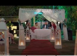 Sevilen Dizi Ada Masalı’na” İzmir Organizasyon” İmzası sevilen dizi ada masalina izmir organizasyon imzasi 1 İzmir Organizasyon İzmir Organizasyon; üzerinde günlerce kalabalık ekiplerin çalıştığı filmlerin, dizilerin, dekor bakışı bu kez 2021 yaz sezonunda sevilen dizi Ada Masalı’na vurguda bulunuyor. Sevilen Dizi Ada Masalı’na” İzmir Organizasyon” İmzası sevilen dizi ada masalina izmir organizasyon imzasi 1 İzmir Organizasyon