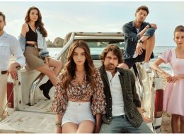 Sevilen Dizi Ada Masalı’na” İzmir Organizasyon” İmzası sevilen dizi ada masalina izmir organizasyon imzasi 3 İzmir Organizasyon İzmir Organizasyon; üzerinde günlerce kalabalık ekiplerin çalıştığı filmlerin, dizilerin, dekor bakışı bu kez 2021 yaz sezonunda sevilen dizi Ada Masalı’na vurguda bulunuyor. Sevilen Dizi Ada Masalı’na” İzmir Organizasyon” İmzası sevilen dizi ada masalina izmir organizasyon imzasi 3 İzmir Organizasyon