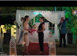 Sevilen Dizi Ada Masalı’na” İzmir Organizasyon” İmzası sevilen dizi ada masalina izmir organizasyon imzasi 4 İzmir Organizasyon İzmir Organizasyon; üzerinde günlerce kalabalık ekiplerin çalıştığı filmlerin, dizilerin, dekor bakışı bu kez 2021 yaz sezonunda sevilen dizi Ada Masalı’na vurguda bulunuyor. Sevilen Dizi Ada Masalı’na” İzmir Organizasyon” İmzası sevilen dizi ada masalina izmir organizasyon imzasi 4 İzmir Organizasyon